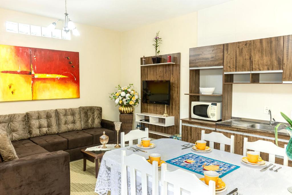 Kuchyň nebo kuchyňský kout v ubytování Apto1 COM AR COND WI-FI E TV SMART