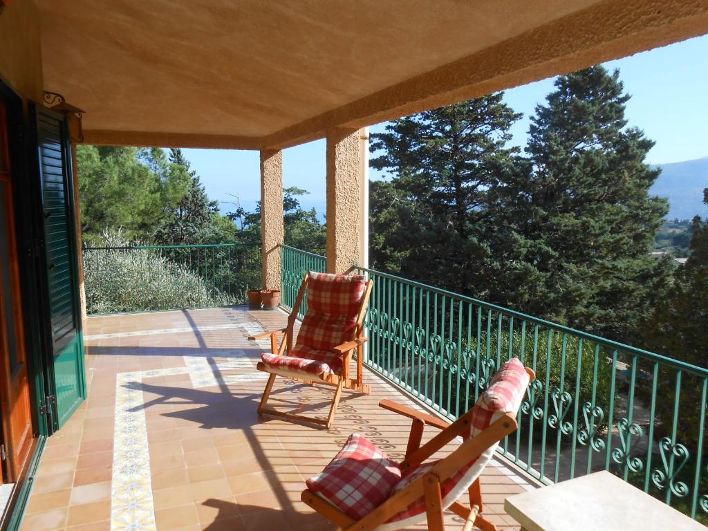 2 sillas sentadas en un porche con vistas en Villa Gilda, en Trabia
