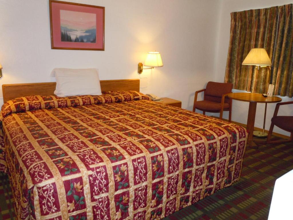 Postel nebo postele na pokoji v ubytování Value Inn