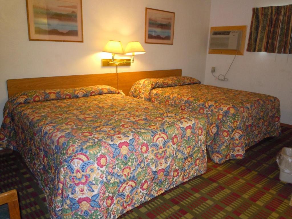 Postel nebo postele na pokoji v ubytování Value Inn