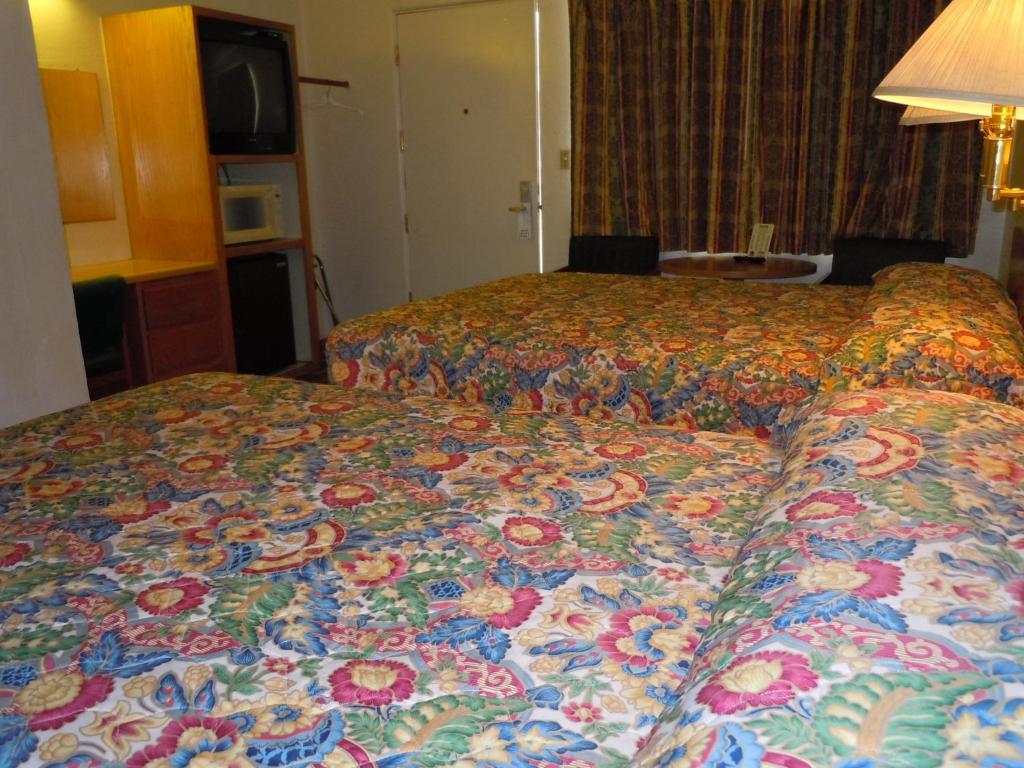 Postel nebo postele na pokoji v ubytování Value Inn
