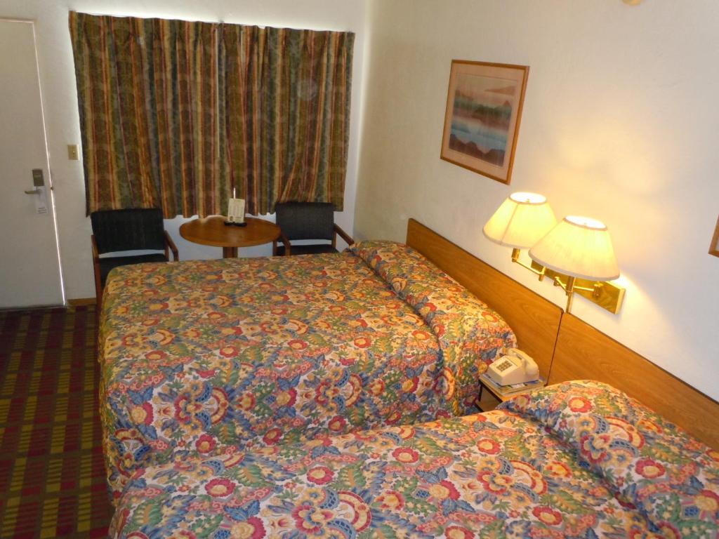 Postel nebo postele na pokoji v ubytování Value Inn
