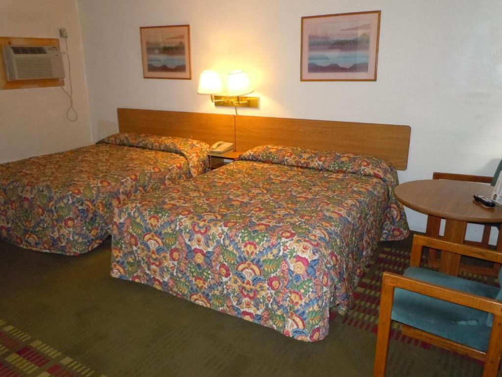Postel nebo postele na pokoji v ubytování Value Inn