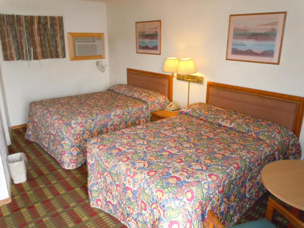 Postel nebo postele na pokoji v ubytování Value Inn