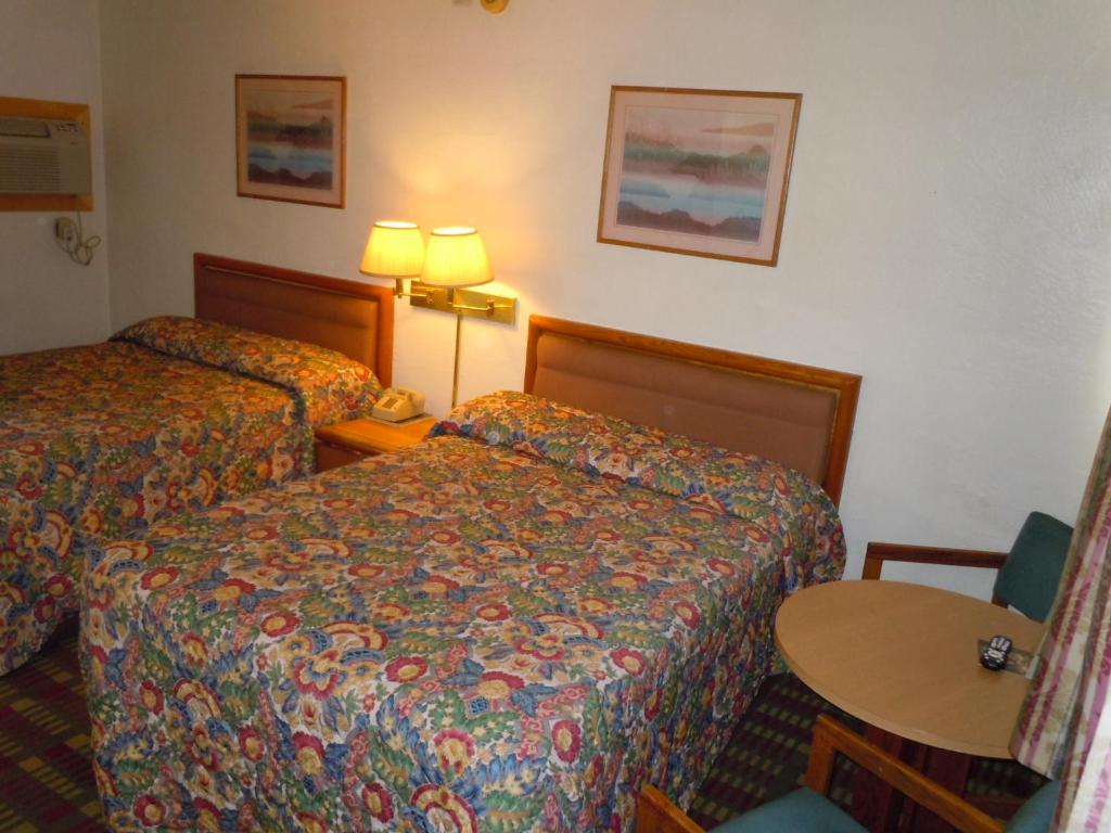 Postel nebo postele na pokoji v ubytování Value Inn