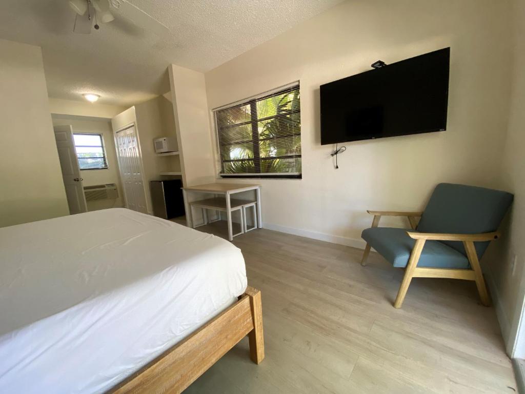 TV a/nebo společenská místnost v ubytování Amoray Dive Resort