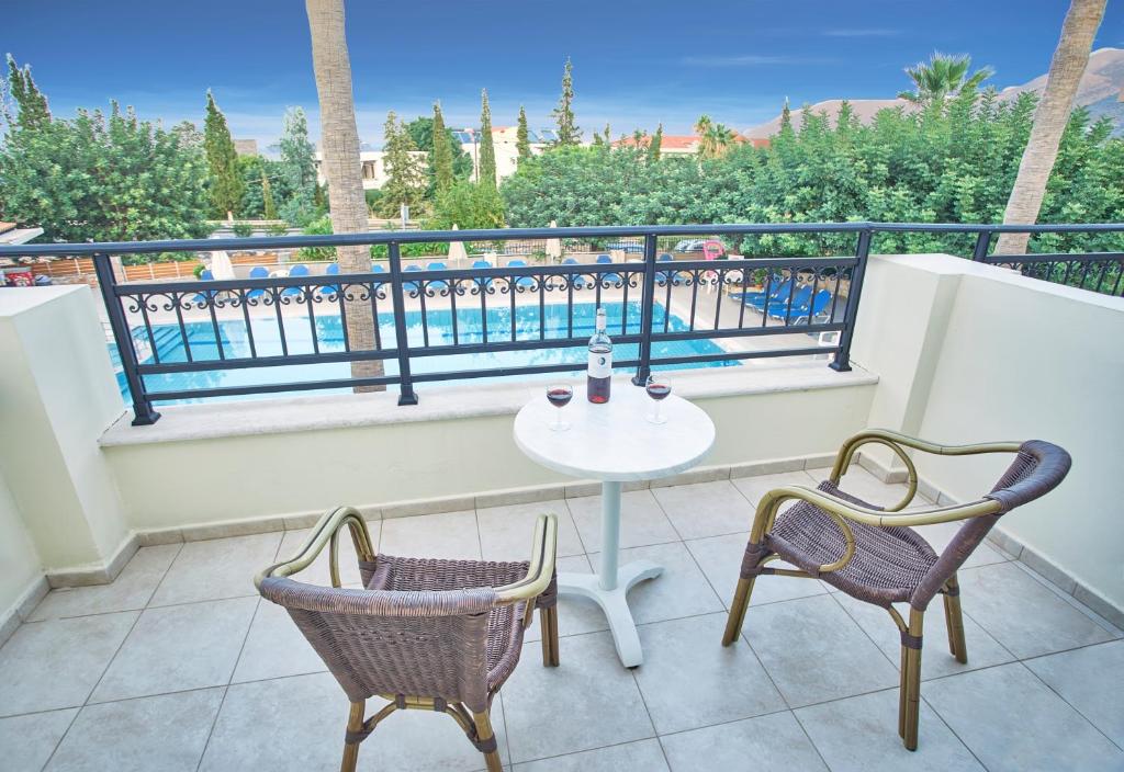 Basen w obiekcie Dionysos Apartments & Studios lub w pobliżu
