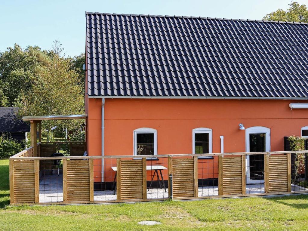 una casa con terraza junto a un edificio en 6 person holiday home in Hadsund en Hadsund