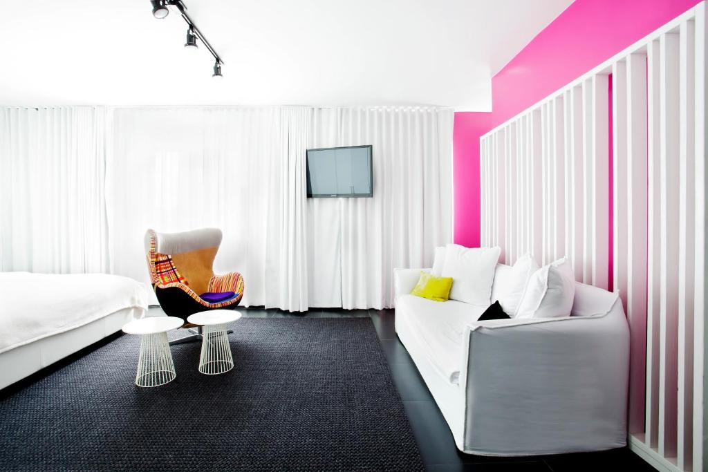 TV a/nebo společenská místnost v ubytování Blanc Kara- Adults Only