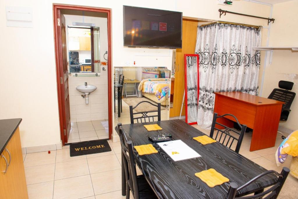 TV a/nebo společenská místnost v ubytování Mercy-Phillips Apartments Located at Eagle Tower Building Nairobi City Centre