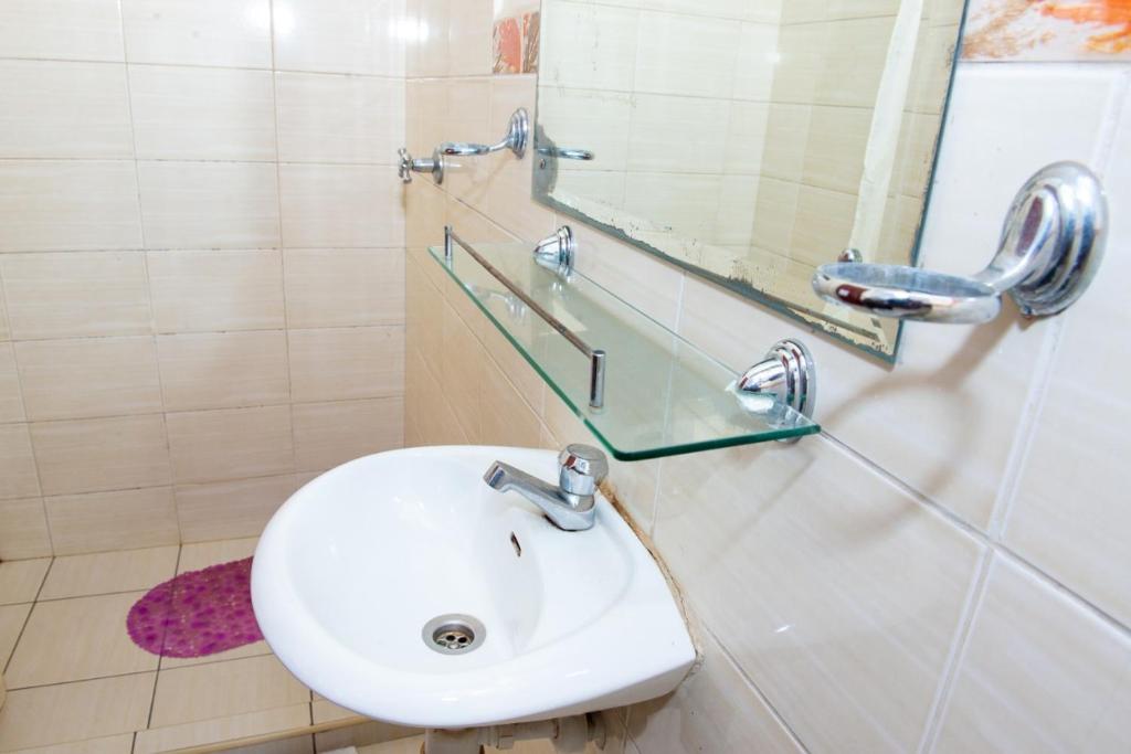 Koupelna v ubytování Mercy-Phillips Apartments Located at Eagle Tower Building Nairobi City Centre