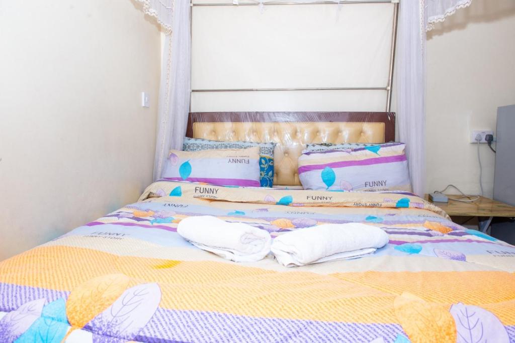 Postel nebo postele na pokoji v ubytování Mercy-Phillips Apartments Located at Eagle Tower Building Nairobi City Centre