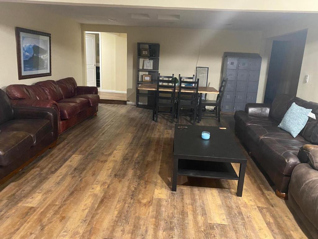 een woonkamer met leren banken en een salontafel bij Casa Tranquila in Santa Ana