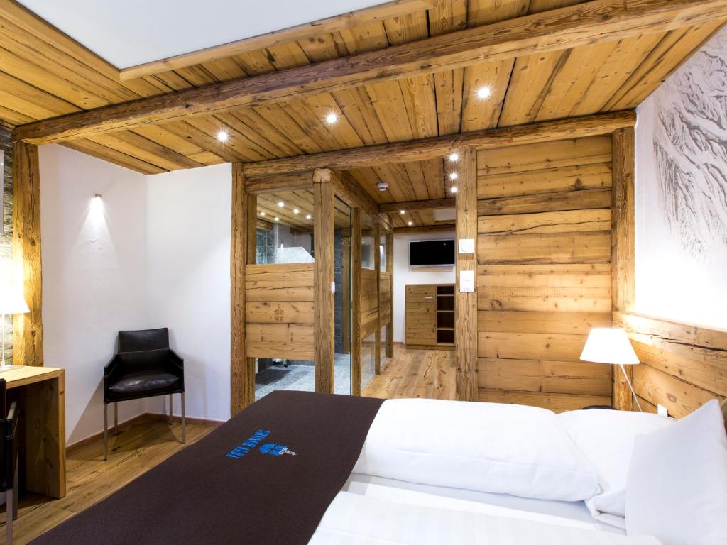 Voodi või voodid majutusasutuse Hotel Crusch Alba Zernez toas