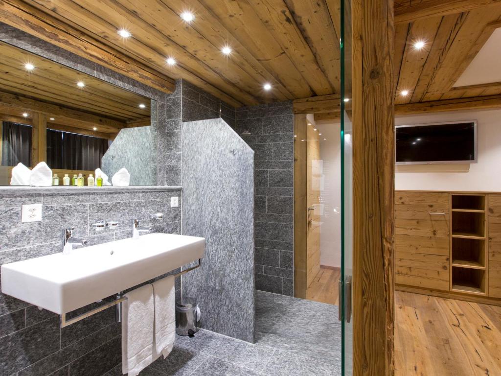Vannituba majutusasutuses Hotel Crusch Alba Zernez