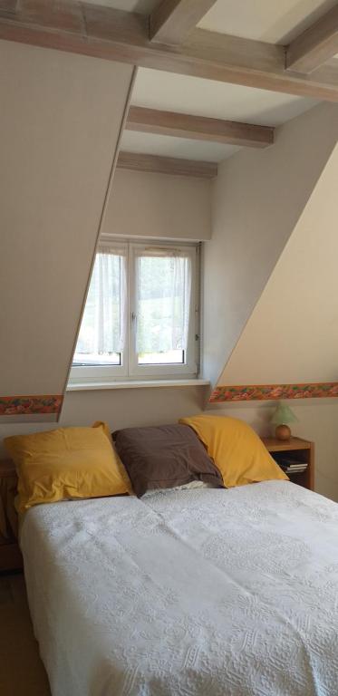 1 dormitorio con 1 cama blanca y ventana en CHEZ LE VIGNERON, en Westhalten