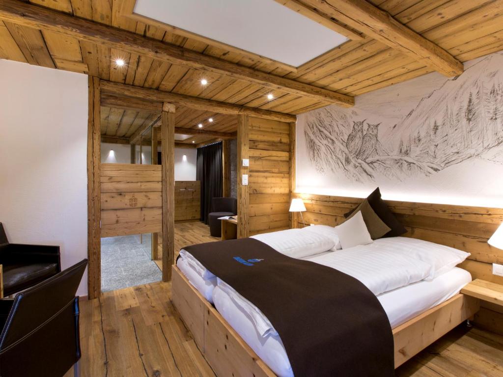 Ein Bett oder Betten in einem Zimmer der Unterkunft Hotel Crusch Alba Zernez