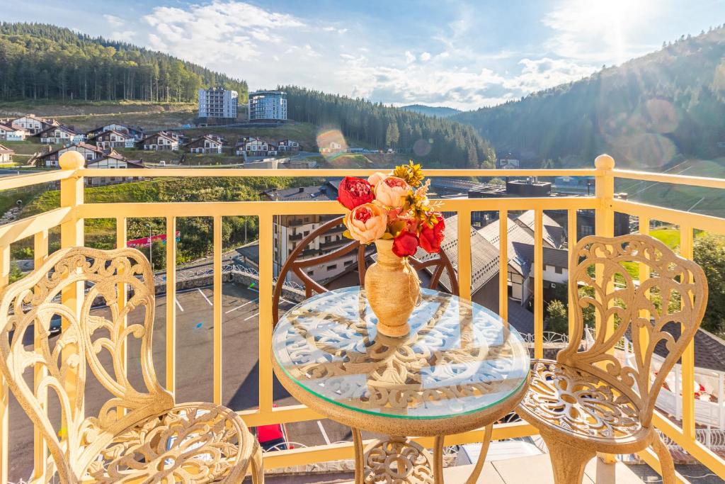 Nespecifikovaný výhled na hory nebo výhled na hory při pohledu z hotelu