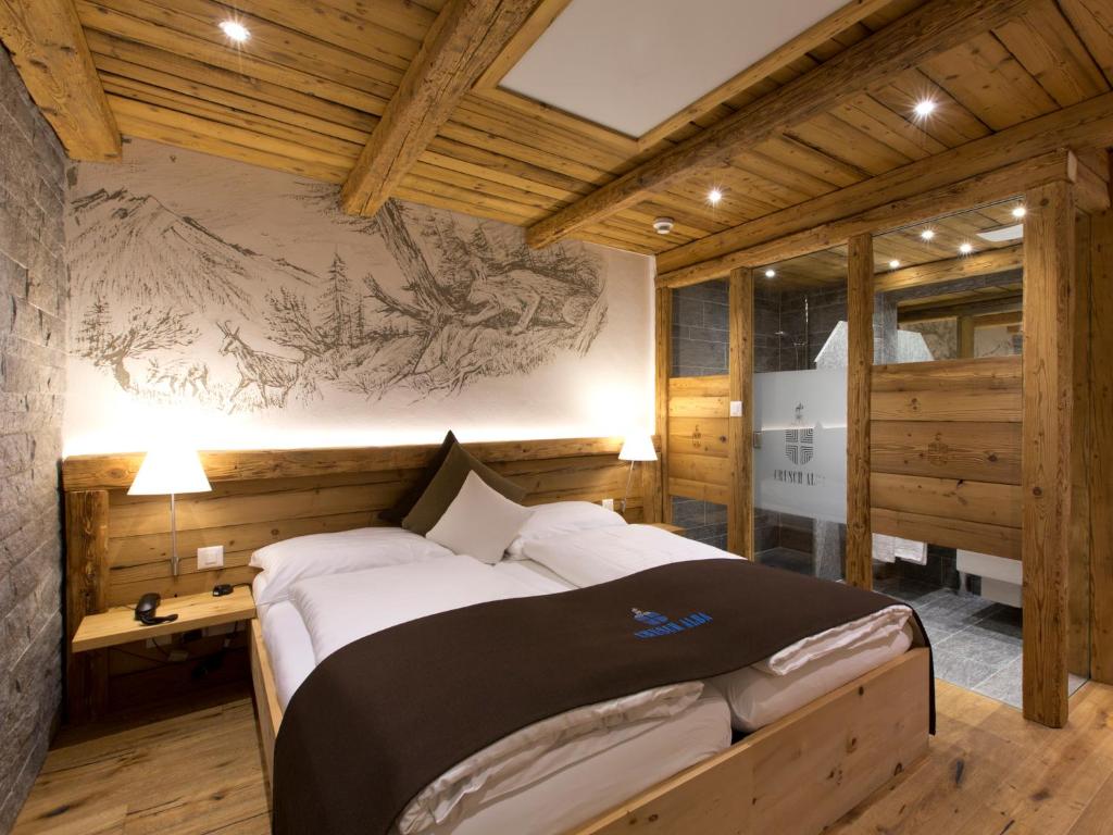 Voodi või voodid majutusasutuse Hotel Crusch Alba Zernez toas