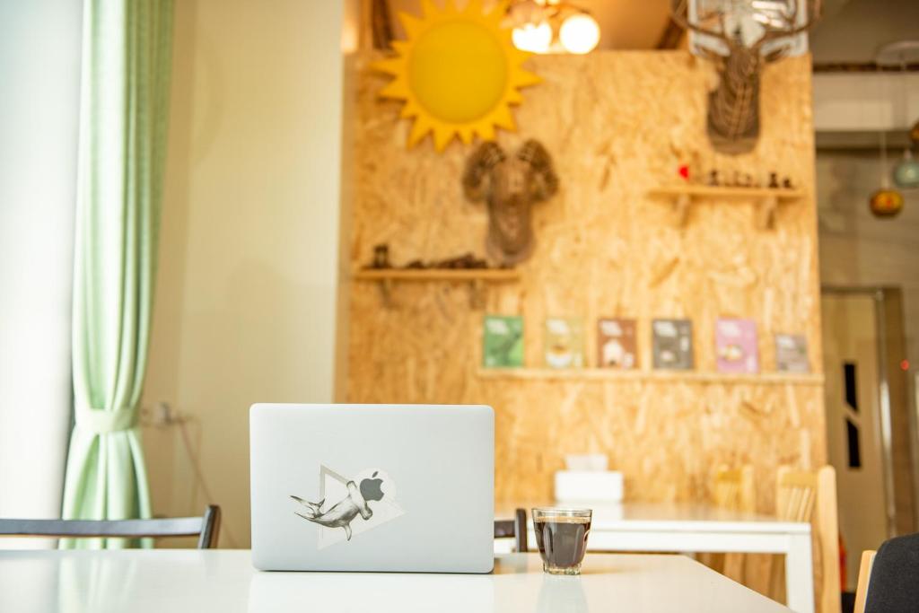 a laptop computer sitting on a table in a room at 墾丁秋莊會館 附限量停車位 不保證有位置 無法事先預留 背包房無車位 預訂後記得加Line聯繫 in Hengchun