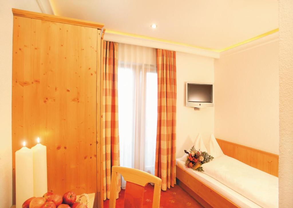 Postel nebo postele na pokoji v ubytování Samnaunerhof Vital-Hotel