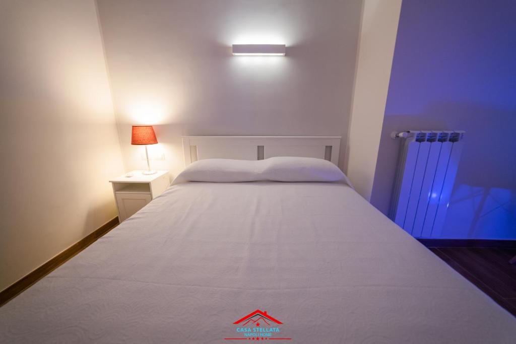 Letto o letti in una camera di Casa stellata Napoli home in the center