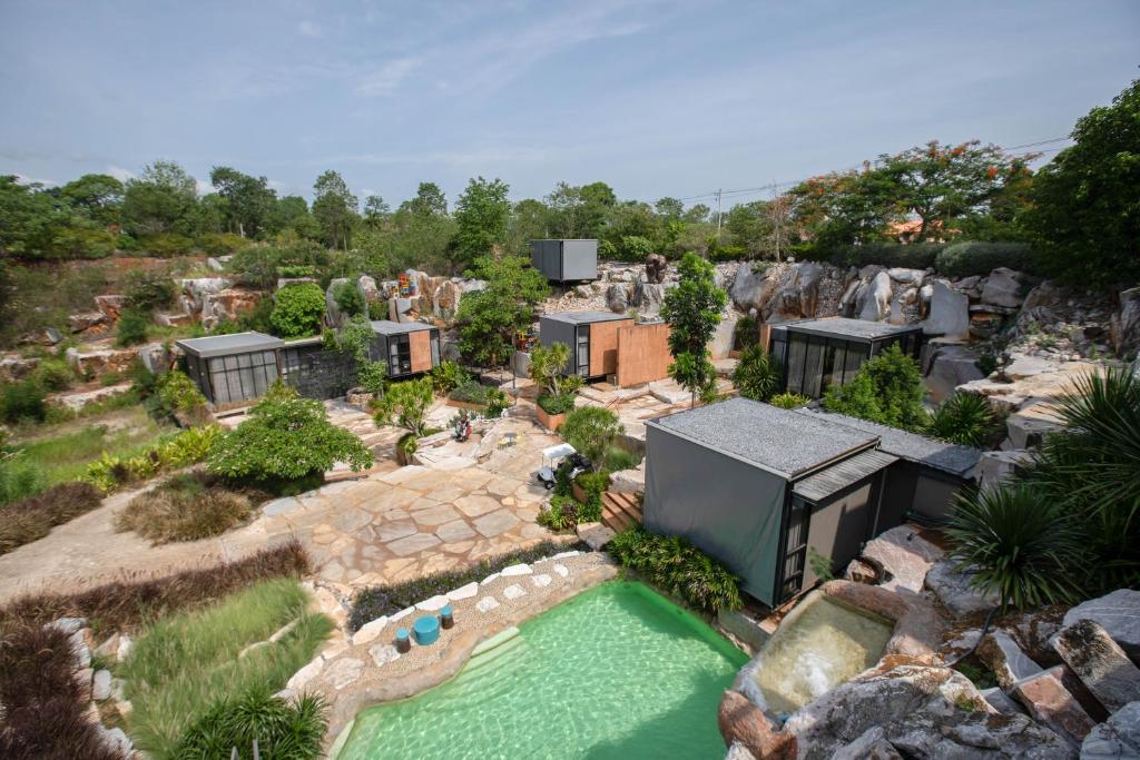 eine Luftansicht eines Hauses mit einem Wasserpark in der Unterkunft Nhapha Khaoyai Resort in Mu Si