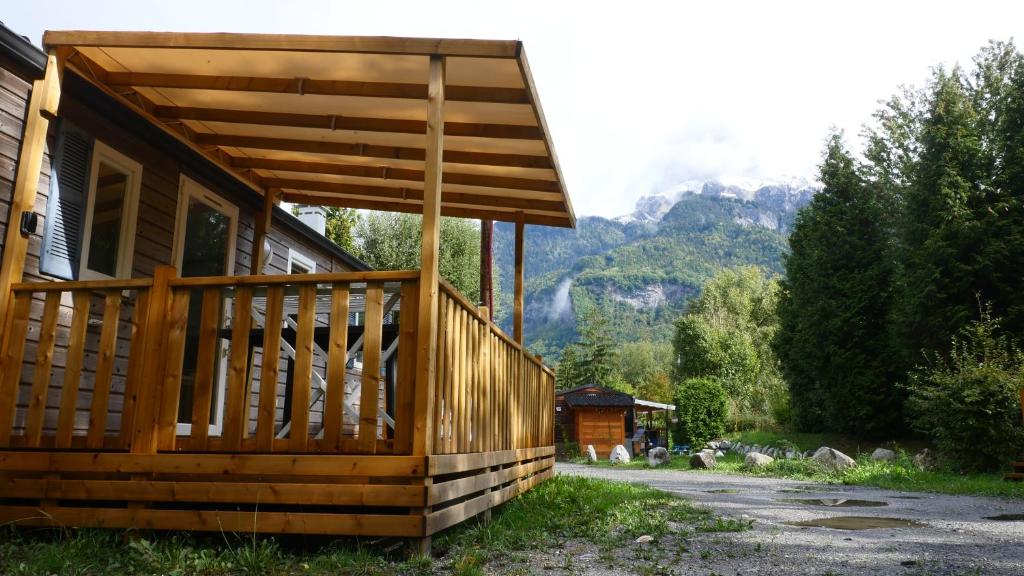 eine Veranda eines Hauses mit Bergblick in der Unterkunft Mobil-Home Cosy - Matelas qualité hôtel in Passy