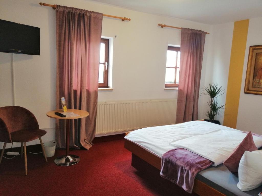 Postel nebo postele na pokoji v ubytování Hotel Wilder Mann