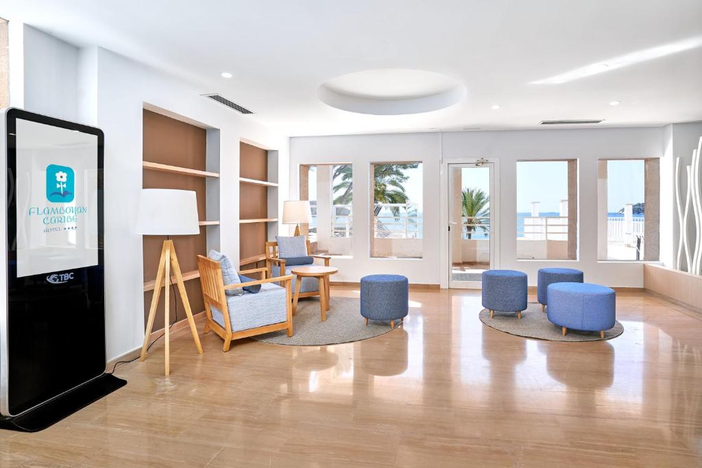 TV a/nebo společenská místnost v ubytování Flamboyan Caribe Hotel & Spa
