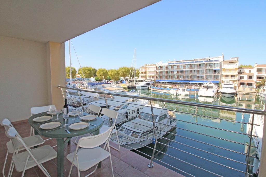 d'un balcon avec une table et des chaises ainsi qu'un port de plaisance. dans l'établissement Apart-rent Apartment Port Salins 0163, à Empuriabrava