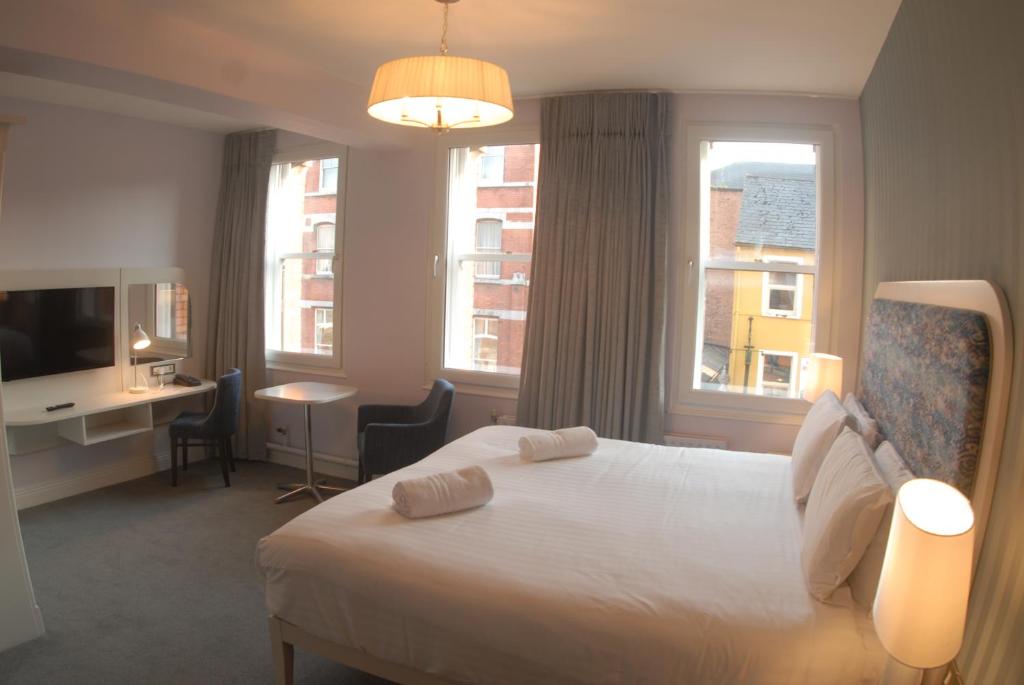 Postel nebo postele na pokoji v ubytování Hotel Isaacs Cork City