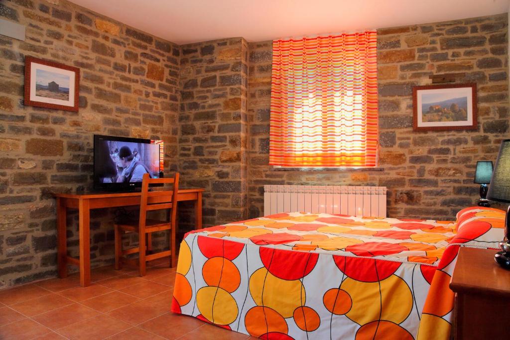 TV a/nebo společenská místnost v ubytování Casas Pirineo, Ainsa