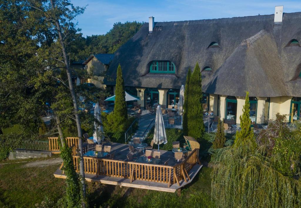 uma vista aérea de uma casa com um alpendre e um pátio em Fischhaus Am Kleinen Glubigsee em Wendisch Rietz