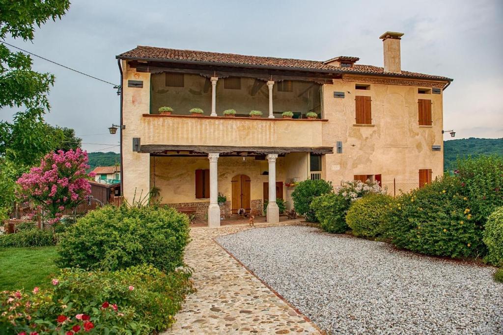 uma casa de pedra com um caminho à sua frente em Casa Dal Zotto em Volpago del Montello