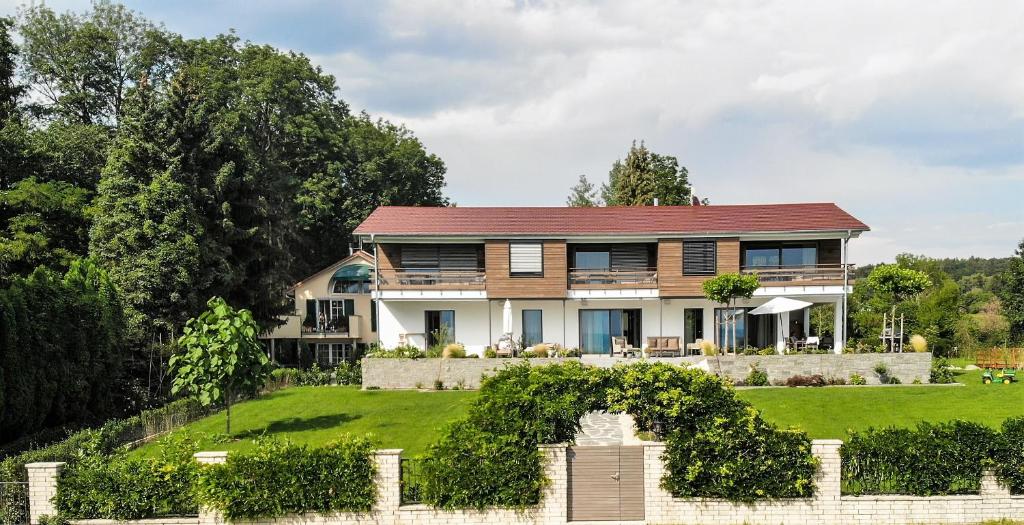 uma casa numa colina com uma cerca em Rosenhof em Stetten