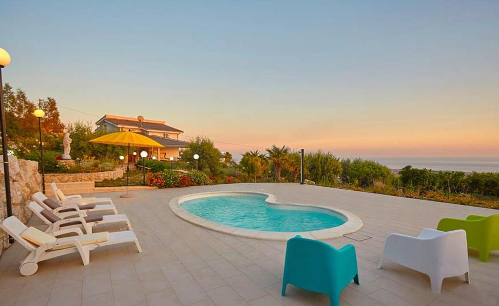 Foto da galeria de 2 bedrooms villa with sea view private pool and enclosed garden at Favara em Favara