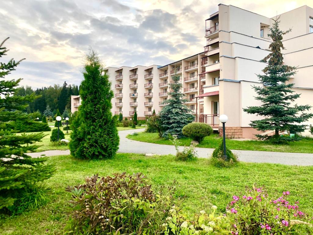 un gran edificio con árboles en un parque en Olimp park-hotel Kolomna, en Kolomna