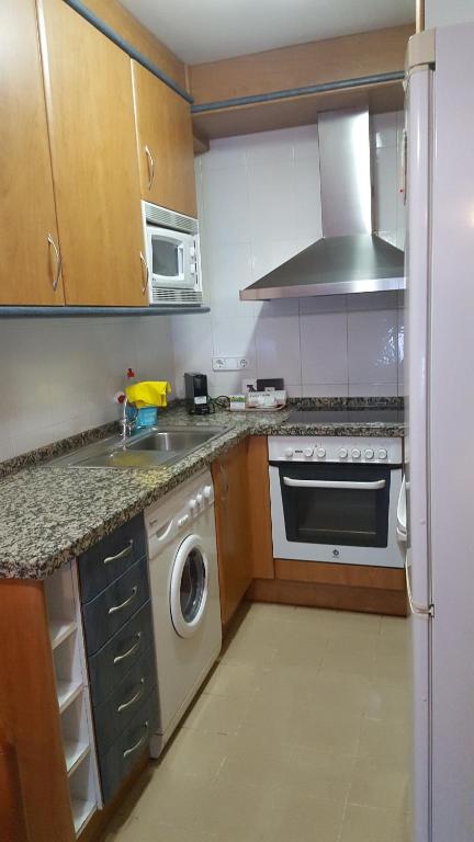Una cocina o zona de cocina en TU CASA EN MEQUINENZA CON WIFI