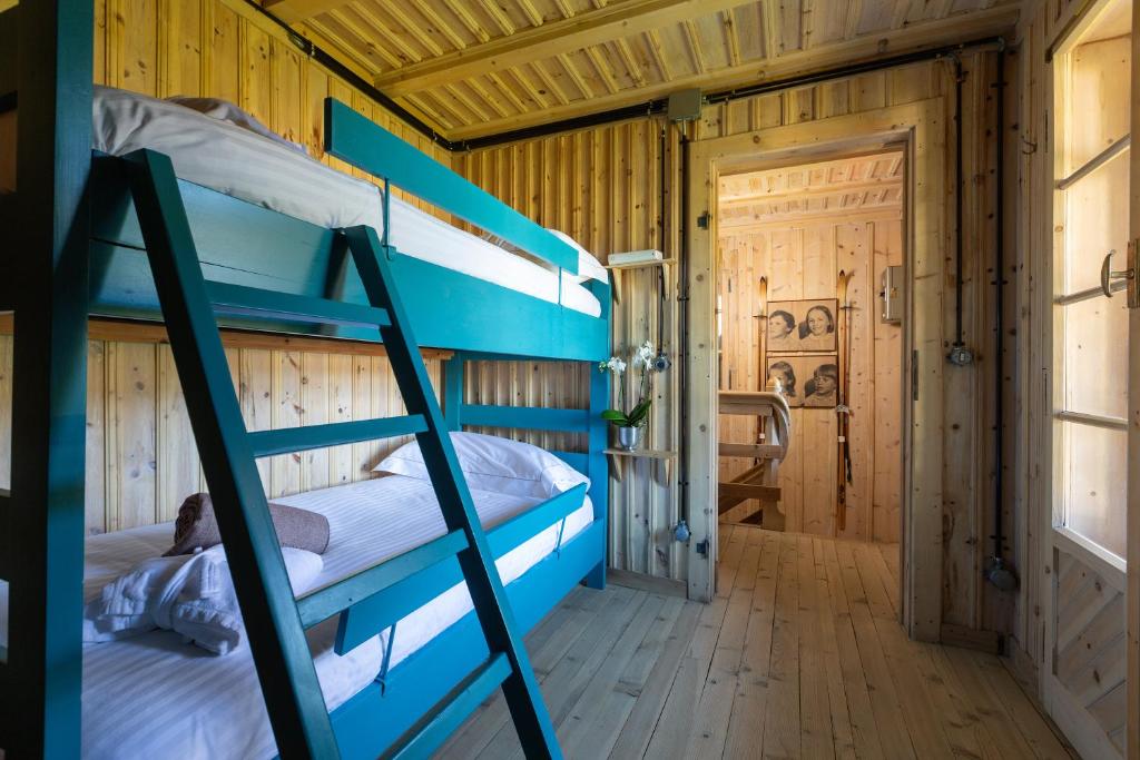 Łóżko lub łóżka w pokoju w obiekcie QC House - Chalet con Sauna