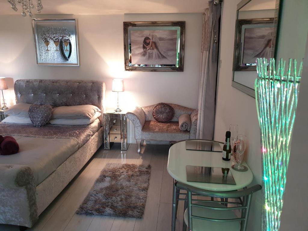 un soggiorno con divano e tavolo di Secret Retreat a Bowness-on-Windermere
