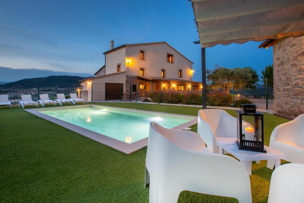 Villa con piscina frente a una casa en MIRÓ VELL, en Cardona