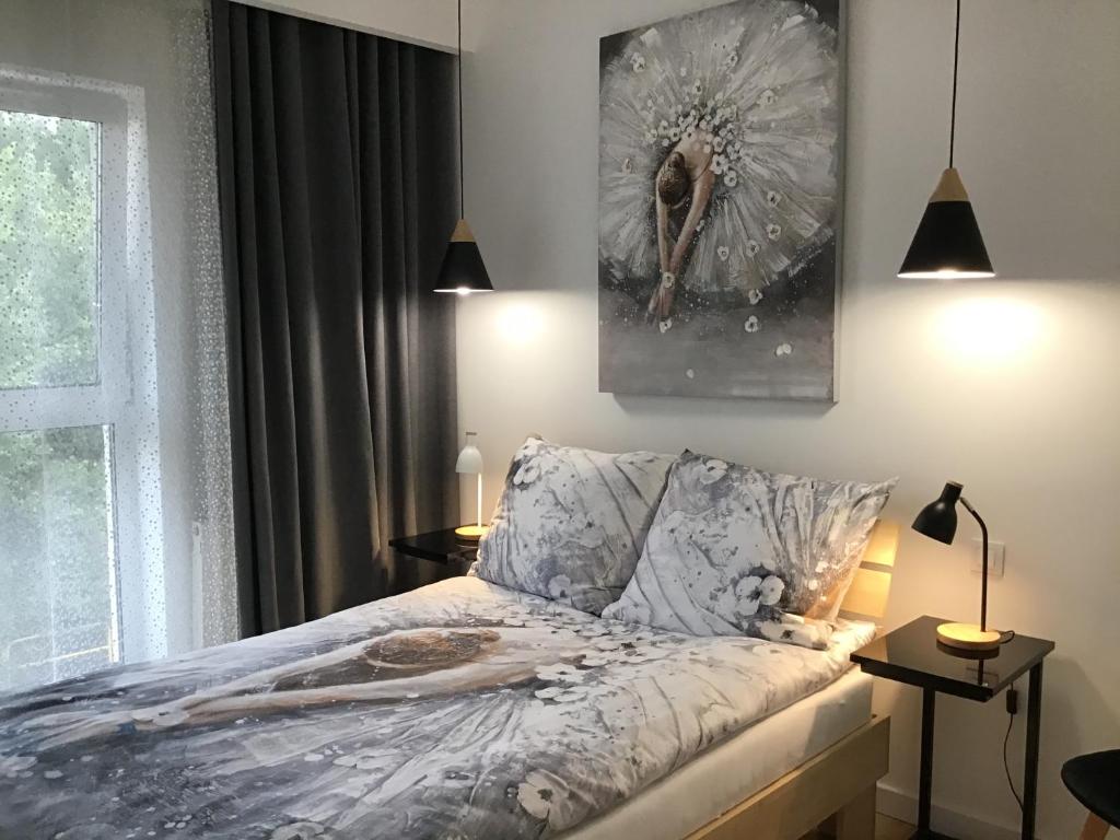 Apartament Avanti z Klimatyzacją i Garażem في تورون: غرفة نوم بسرير ونافذة
