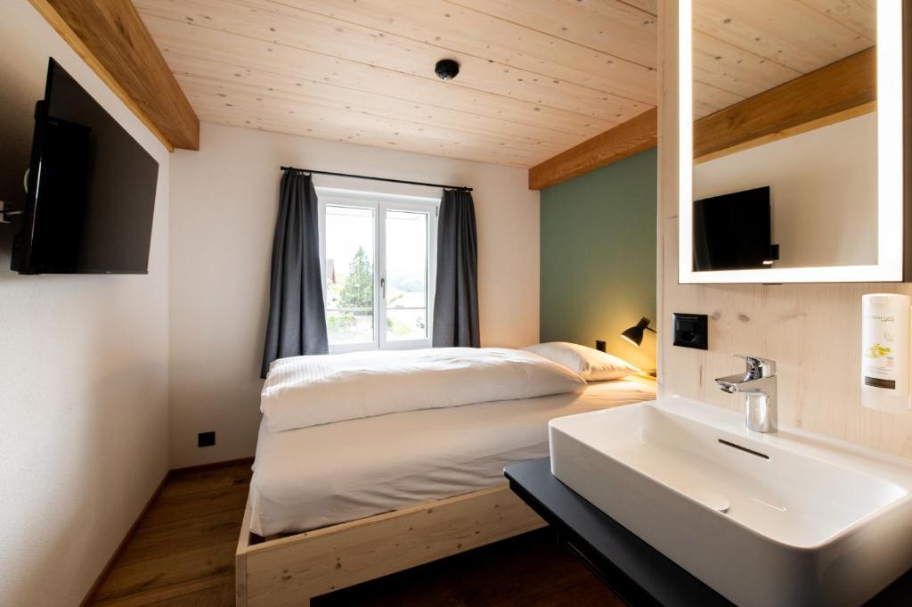 Postel nebo postele na pokoji v ubytování Lindenhof Ebnet