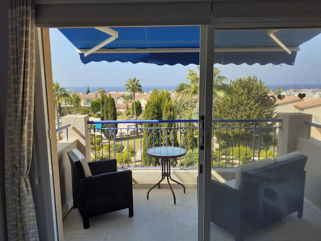 vista su un balcone con tavolo e sedie di Modern Penthouse Sea View apartment Regina Gardens a Paphos