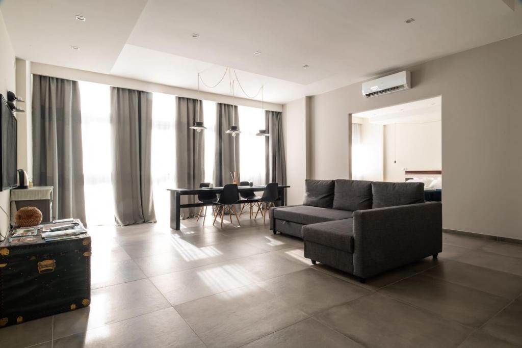 - un salon avec un canapé et une table dans l'établissement Dimora San Ferdinando 1, à Bari