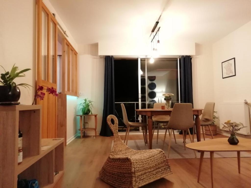 een woonkamer met een tafel en stoelen bij Le Pot au Lait - FIBRE - CLIMATISATION in Périgueux