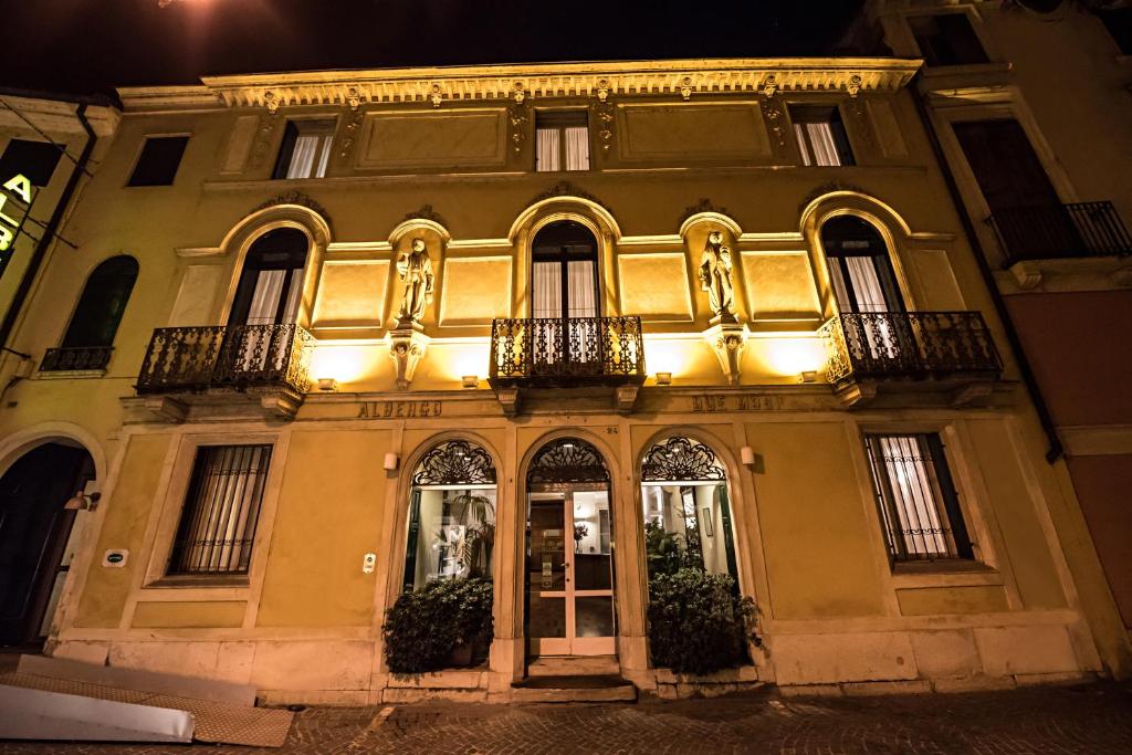um edifício à noite com luzes acesas em Hotel Due Mori em Vicenza