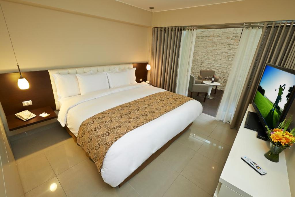 Postel nebo postele na pokoji v ubytování Sol de Oro Hotel & Suites
