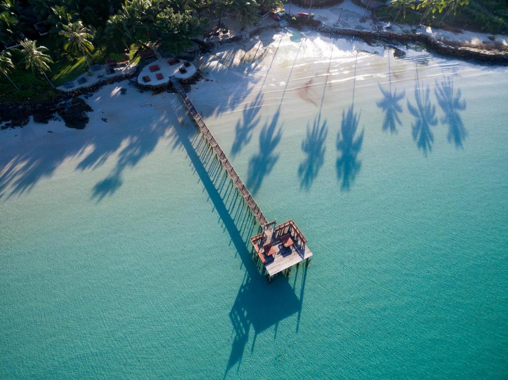 una vista aérea de un parque de atracciones en el agua en The Beach Natural Resort Koh Kood en Ko Kood